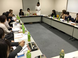 �R���ԃX�s�[�`�Ŏ��ȏЉ�Ƃ��d���̘b���ڂ��������܂����B